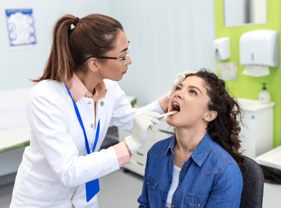 Vyšetrenie zapáleného hrdla u lekára, podozrenie na bakteriálny zápal hrdla