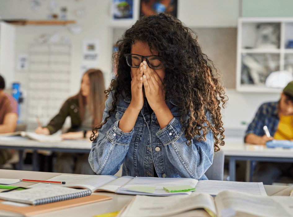 vysokoškoláčka na skúške si podopiera hlavu a okuliare-alt