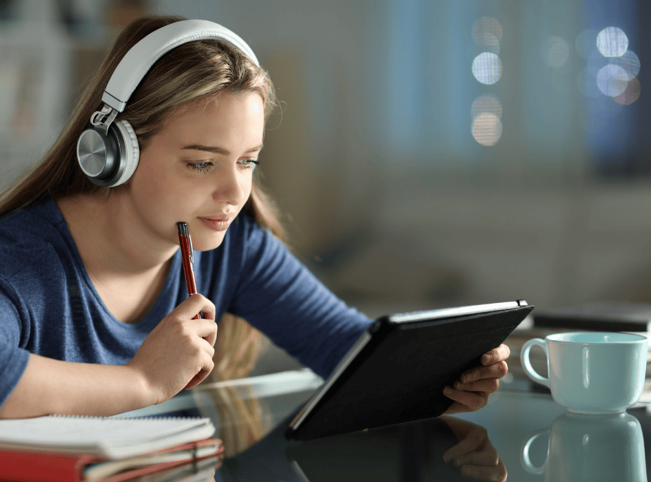 vysokoškolačka se slouchadly se učí na zkoušku z počítače-cz-alt