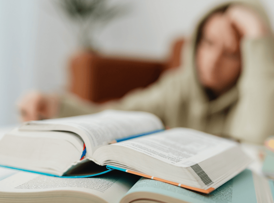 vysokoškolák sa učí s hrubej knihy na skúšku-alt