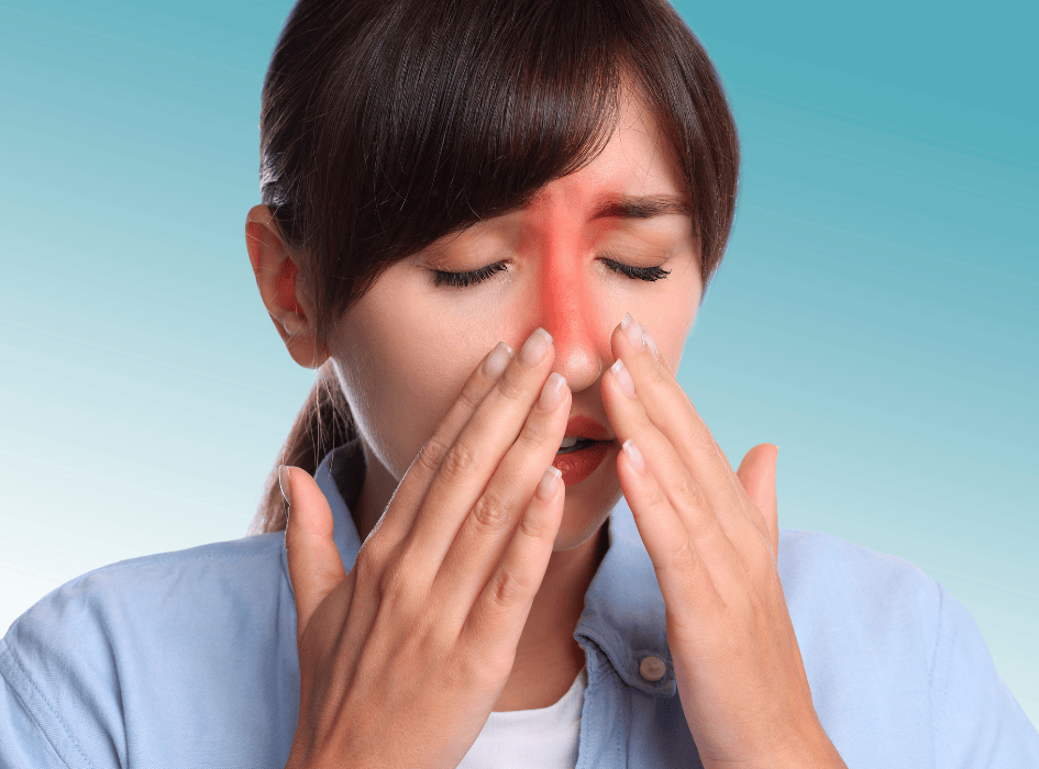 Žena s bolesťou a zápalom v oblasti nosových dutín, príznaky zápalu v tele.