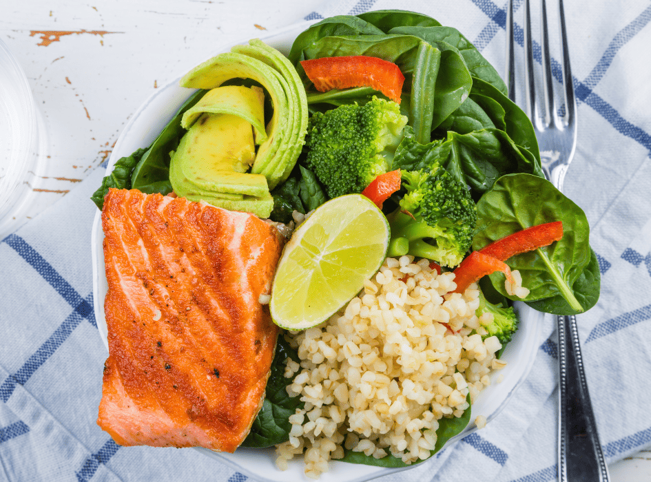 Nutrične vyvážený obed s bielkovinami, vlákninou a zdravými tukmi vhodný pri popôrodnom chudnutí.