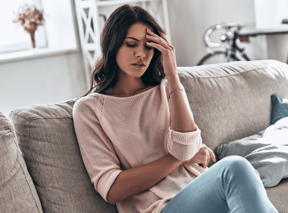 Únava a bolesť hlavy u ženy, ktoré môžu súvisieť s dlhodobo pretrvávajúcim zápalom v tele