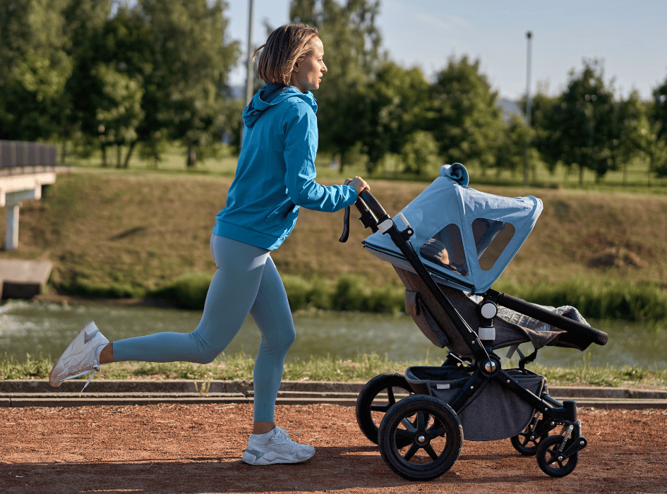 Aktívna mama s kočíkom – postupné zvyšovanie pohybu pri chudnutí po pôrode.