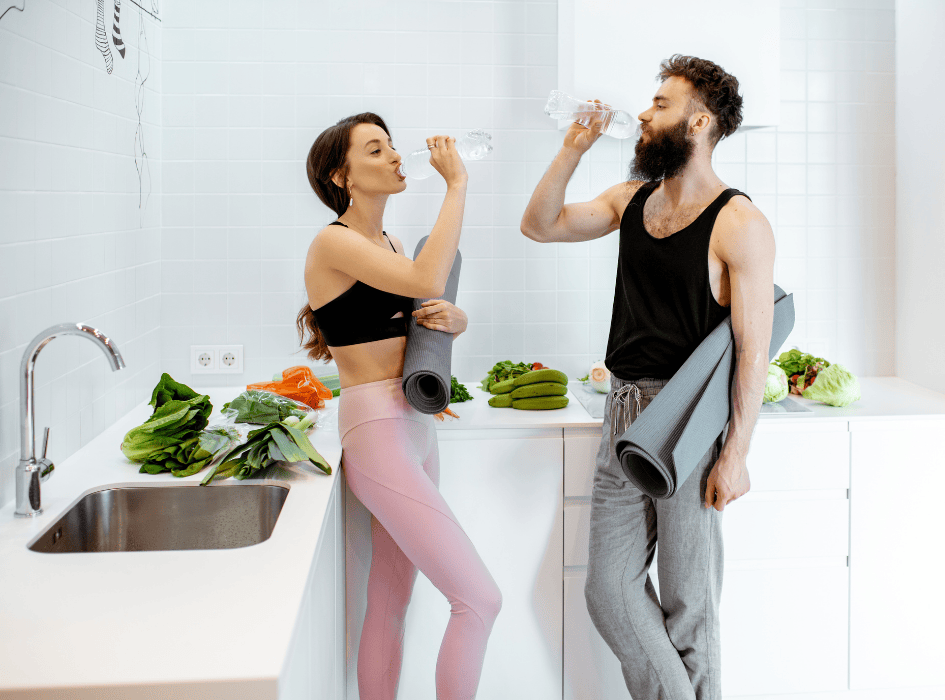 žena a muž v kuchyni pijú vodu-alt