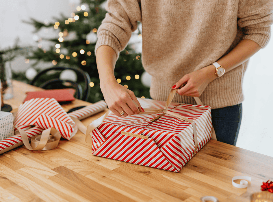 žena balí vianočný darček-alt