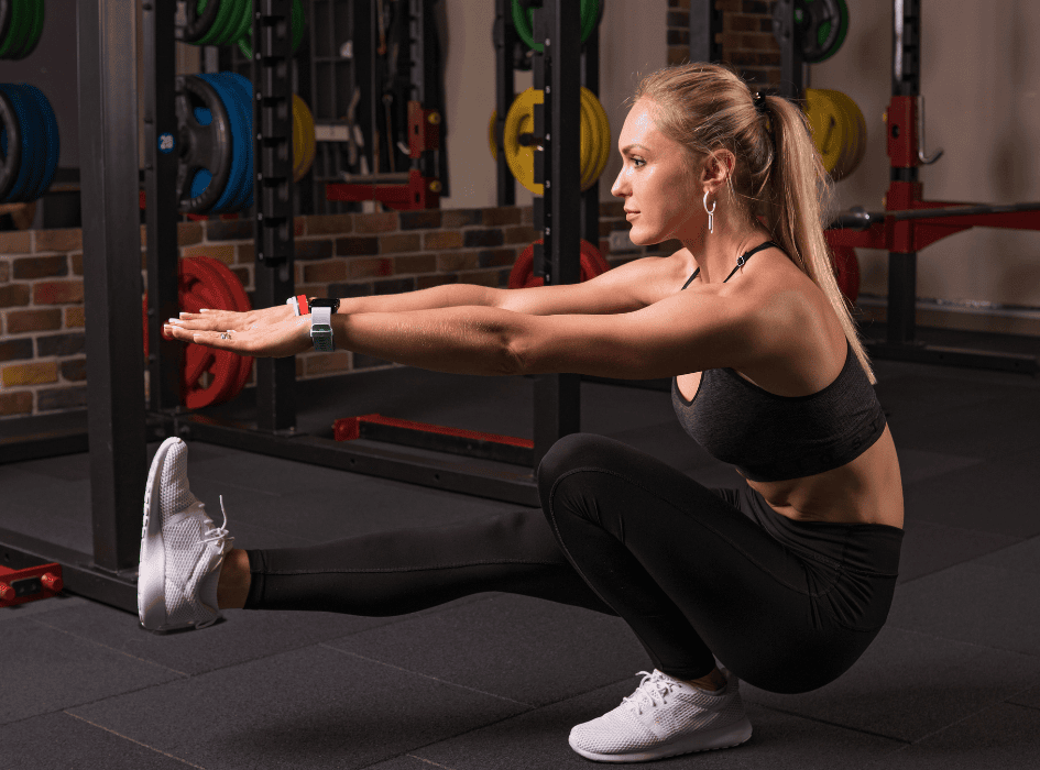 žena cvičí pistol dřep-cz-alt