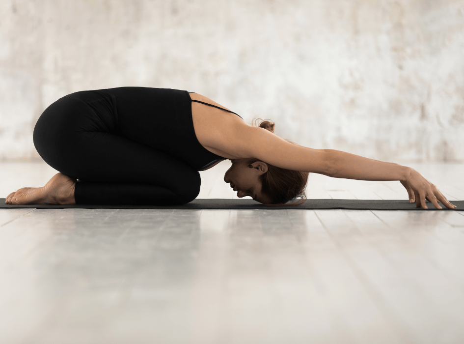 žena cvičí pozici dítě-cz-alt