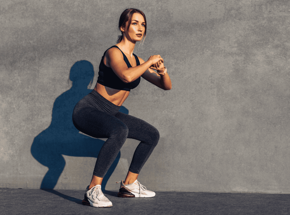 žena cvičí sumo drep-alt