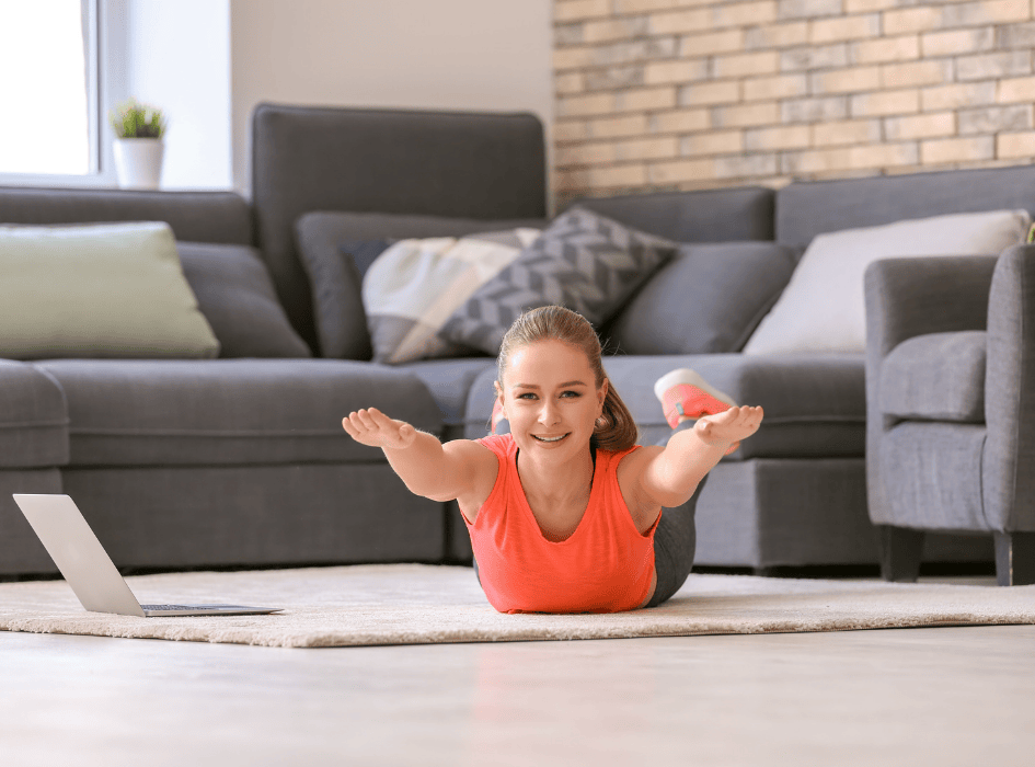 žena cvičí v obývačke supermana-alt