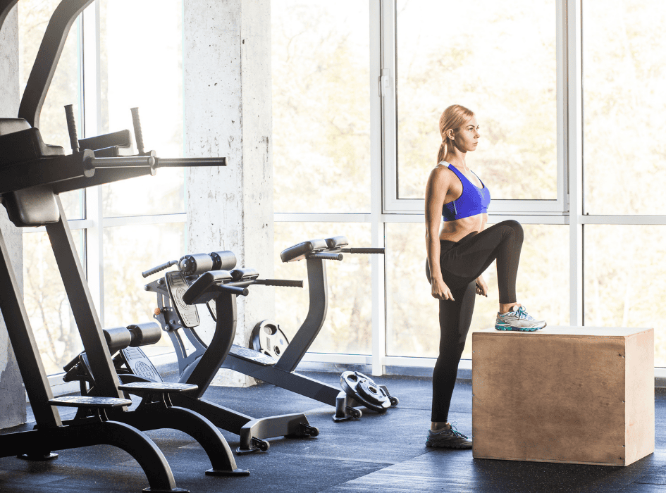 žena cvičí výstupy na bednu cviky na nohy-cz-alt