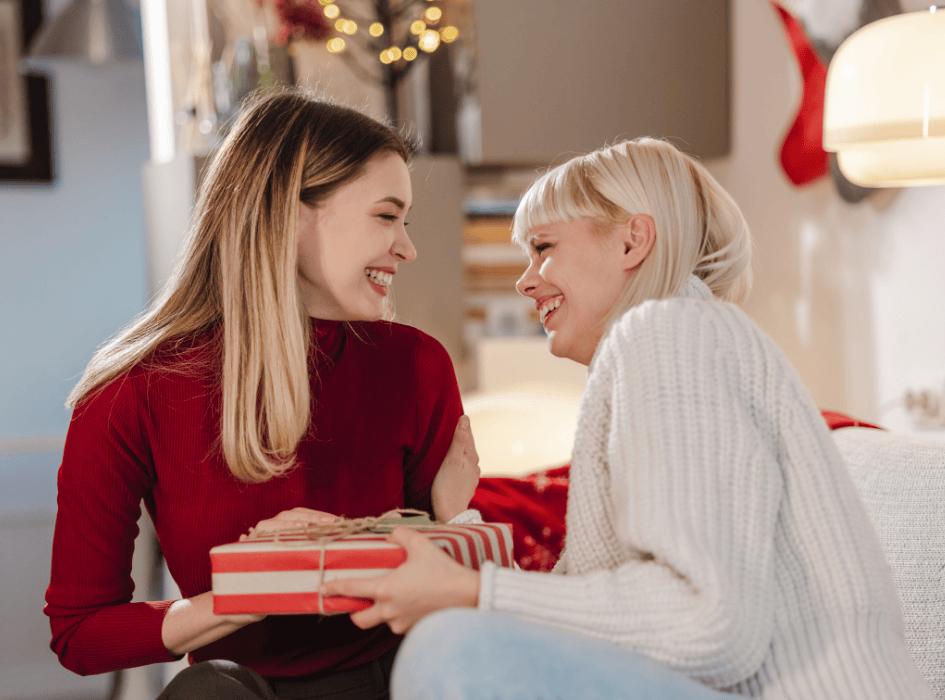 žena dává vánoční dárek kamarádce-cz-alt