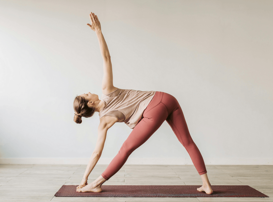 Žena na podložke robí strečing – flexibilita, regenerácia a zdravý pohyb