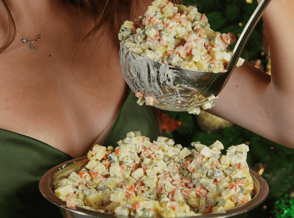 žena nabírá bramborový salát-cz-alt