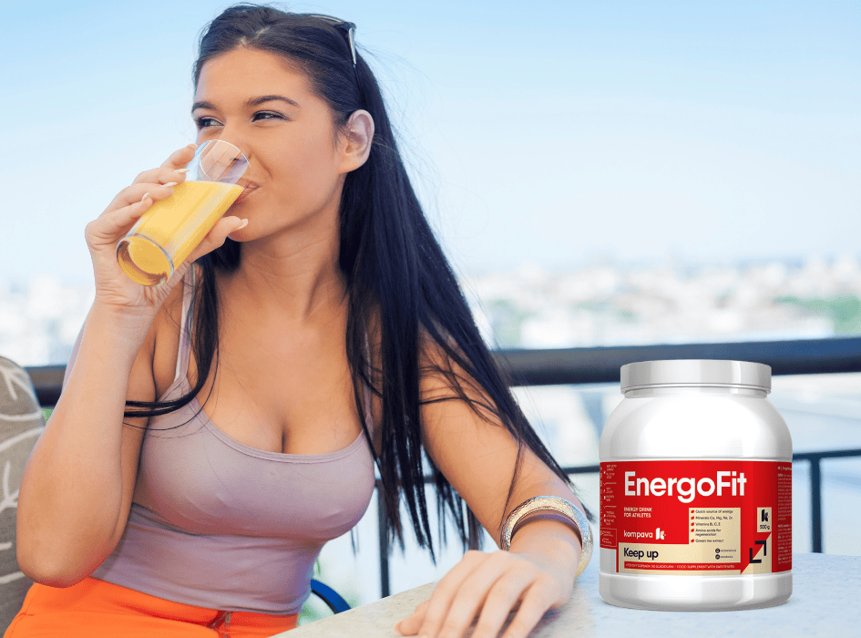 žena pije pomerančový nápoj a má u sebe energofit