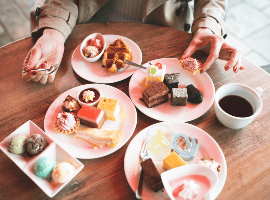 žena sa prejedá koláčikmi a sladkosťami-alt