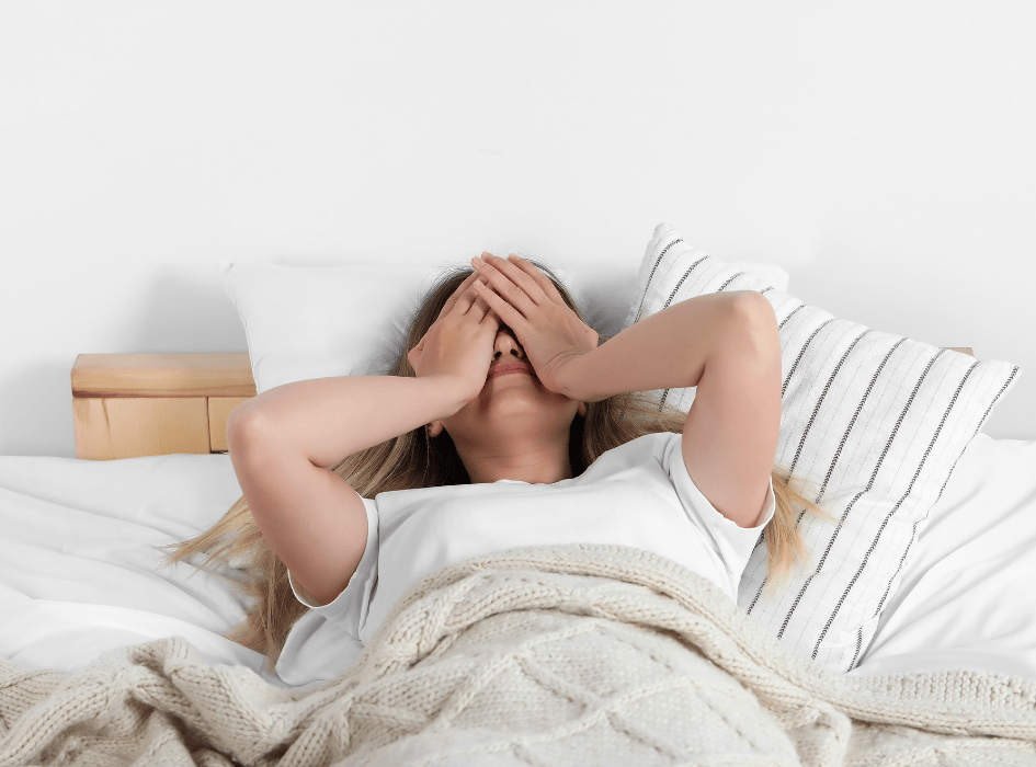 žena si drží hlavu a leží v posteli, nespavost-cz-alt