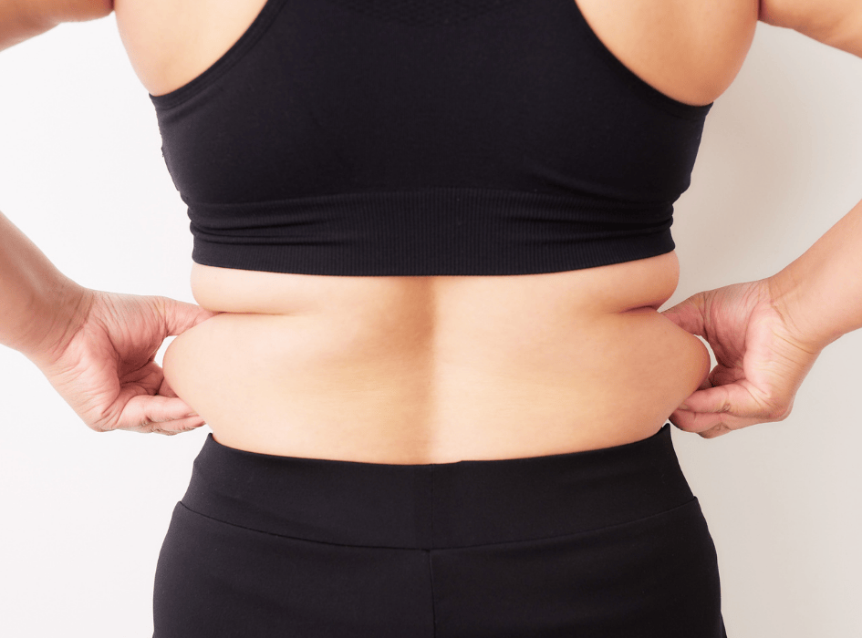 žena si drží po bokoch tuk-alt