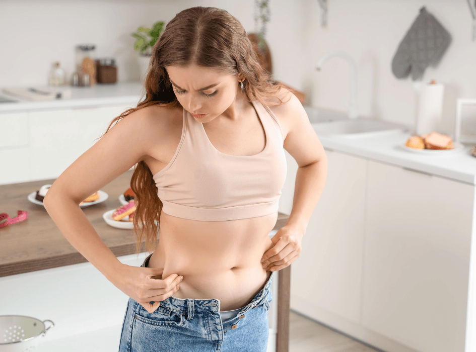 žena si drží tuk na boku-cz-alt