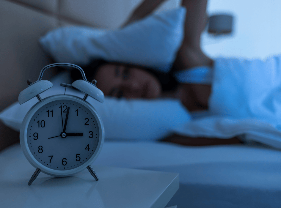 Kobieta trzyma poduszkę na uszach podczas snu w nocy