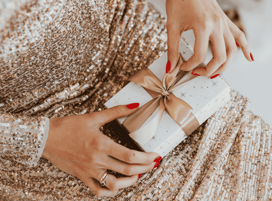 žena si rozbaľuje vianočný darček-alt