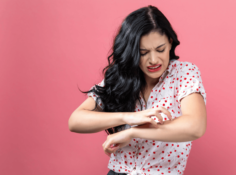 žena si škrábe ruku-cz-alt