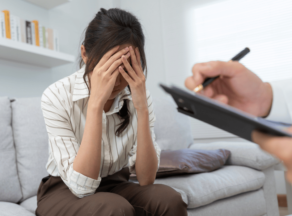 žena si u psychologa drží hlavu-cz-alt