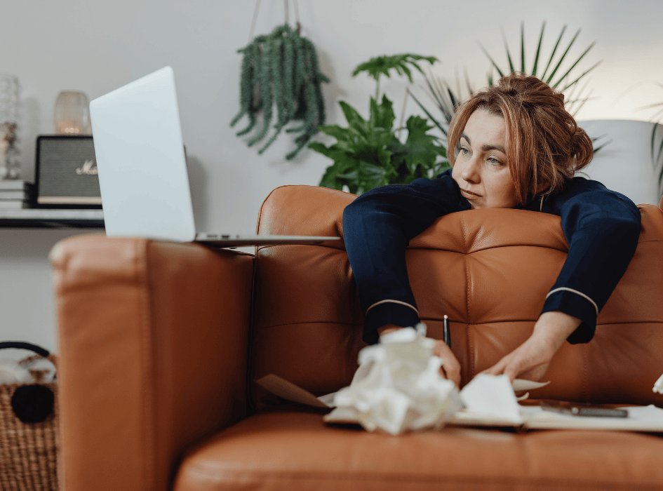zmęczenie kobiety przy komputerze, wyczerpanie-alt