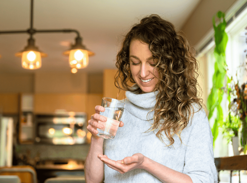 žena užívá výživový doplněk-cz-alt