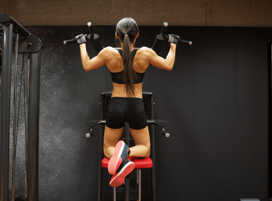 žena zhyby na hrazde na kolenách-alt