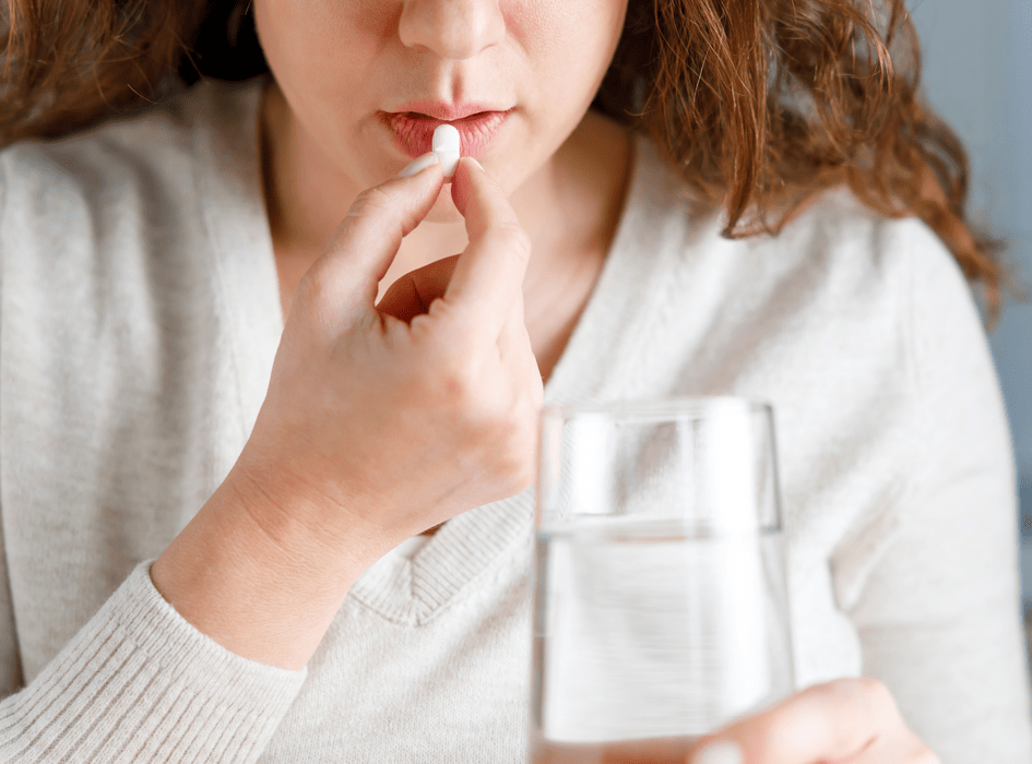 Žena, která užívá probiotika