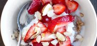 Ovesné vločky s jahodami a proteinem - zdravý jídelníček