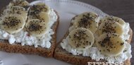 Proteínová nátierka s banánom a chia semienkami