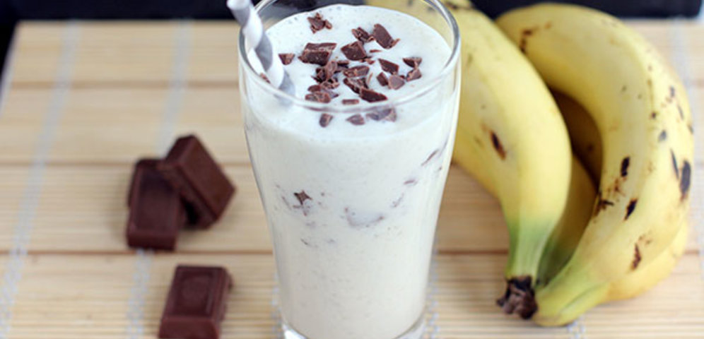 Proteínový jogurt s ovocím a čokoládou