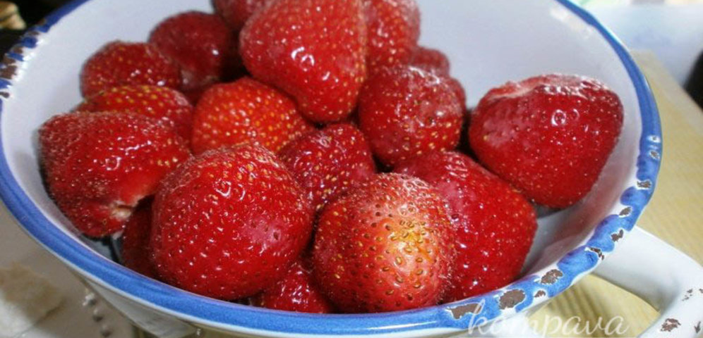 Proteinový jogurt s jahodami a třešněmi - zdravý jídelníček