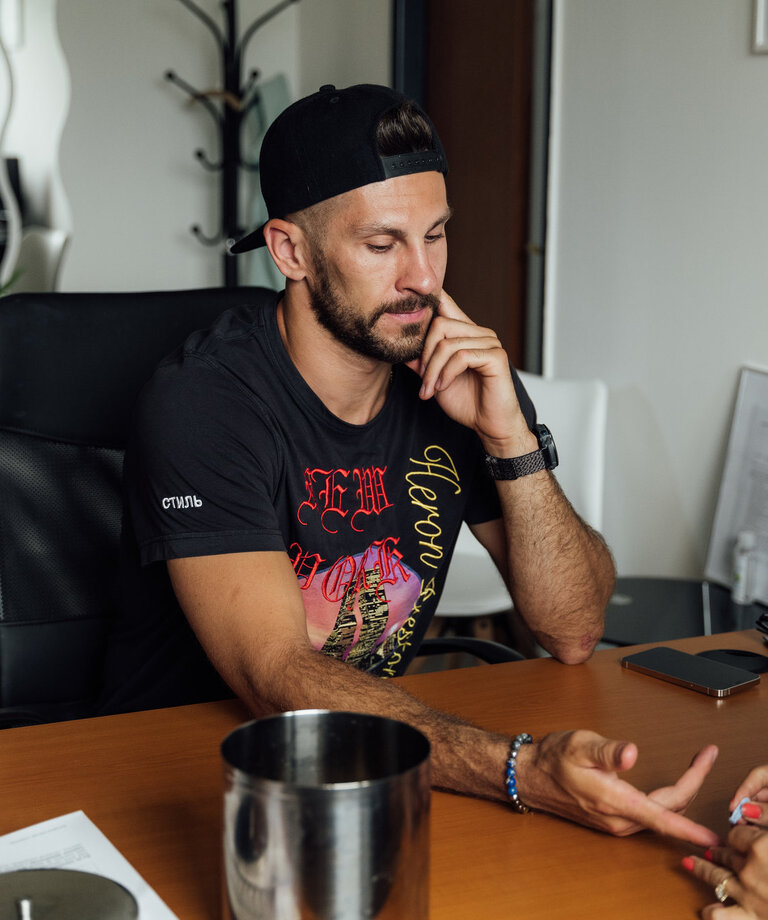 Hokejski napadalec Marek Hrivík je obiskal naše diagnostične centre: Opravil je spiroergometrijo in odvzem žive kapljice krvi.