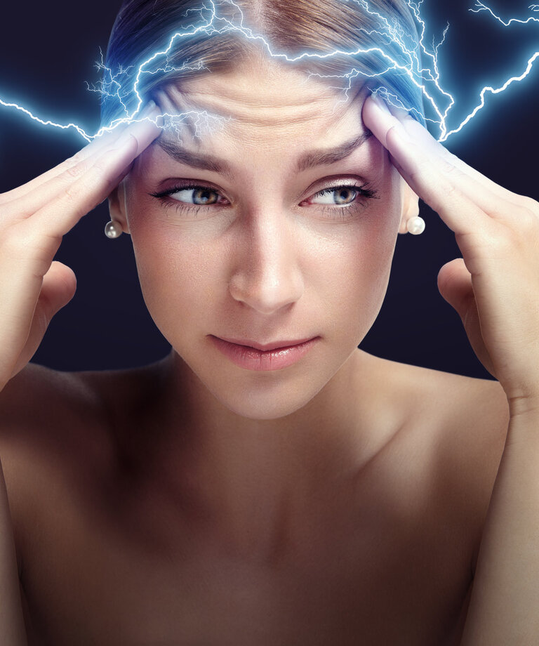 Kaj je migrena, kakšni so njeni simptomi in kako jo obvladati?