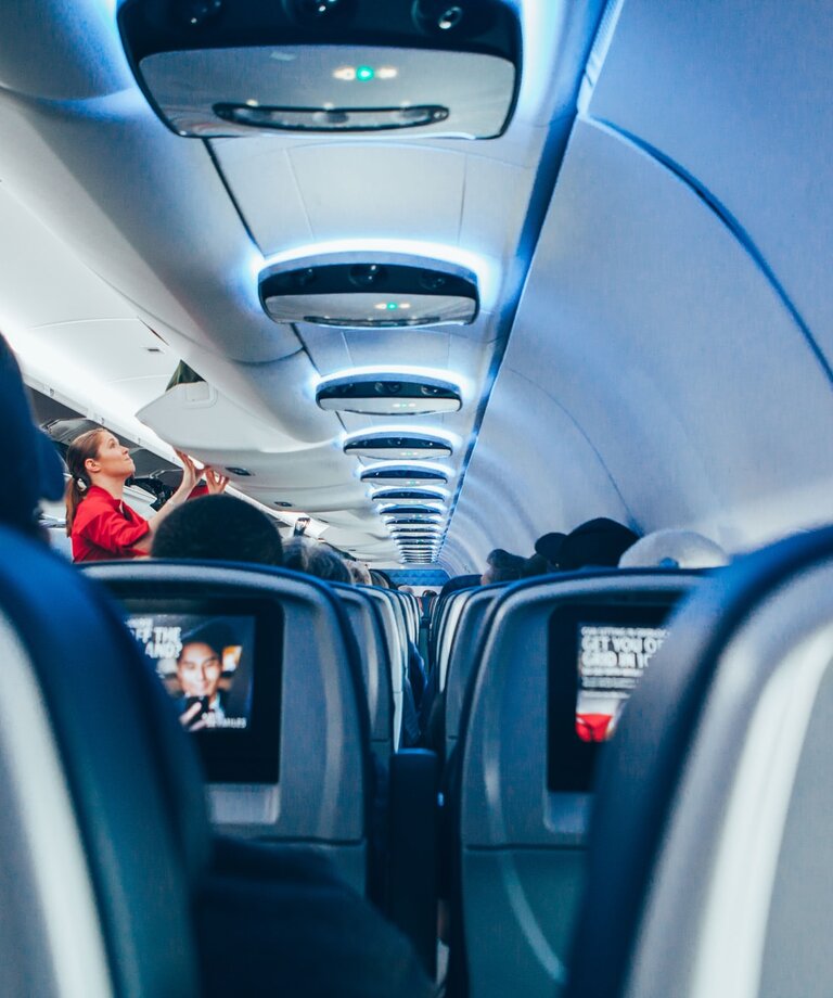 Wszystko, co musisz wiedzieć o ryzyku powstawania zakrzepów krwi i jaki ma związek z długimi lotami