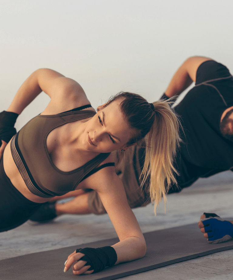 Zpevněte svůj pas: Efektivní cviky na boky pro ženy a muže