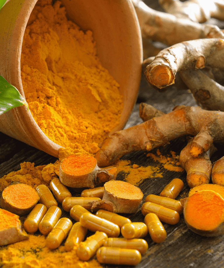 Kurkumin: Co skutečně dokáže a kdy má jeho užívání smysl?