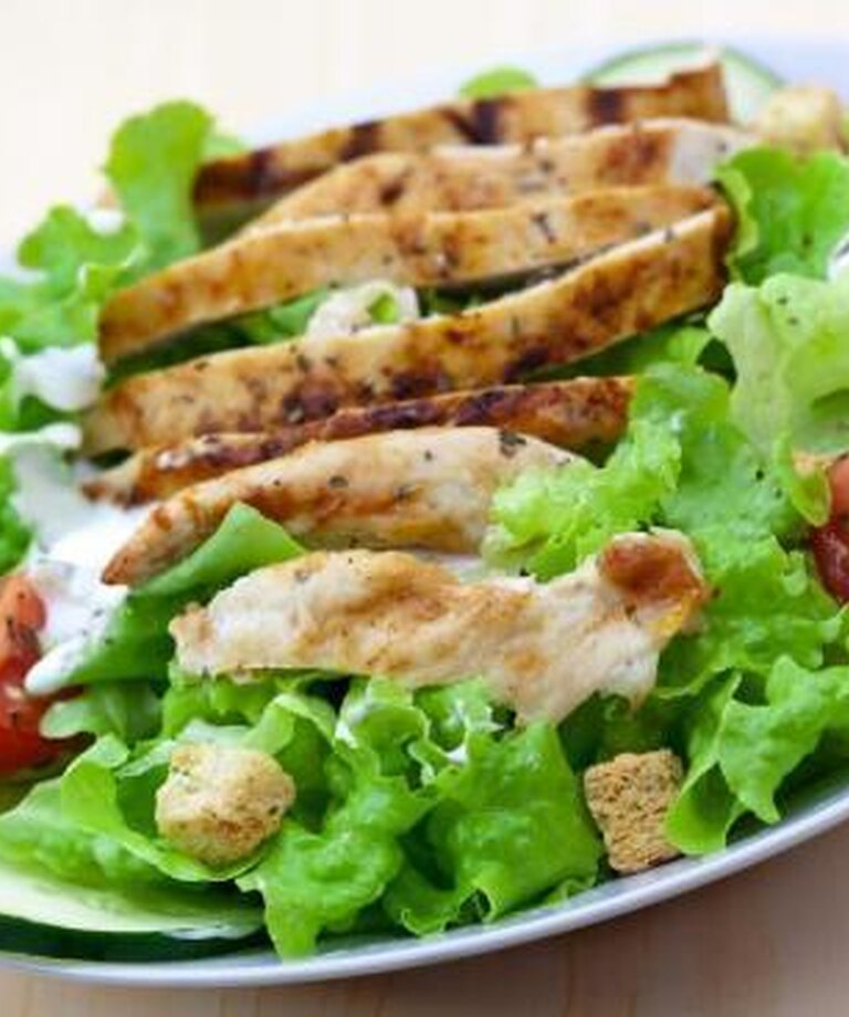 Kuřecí salát s avokádovým dresinkem