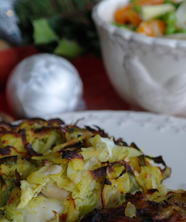 Ryba so zemiakovou krustou a vianočný šalát jablkami