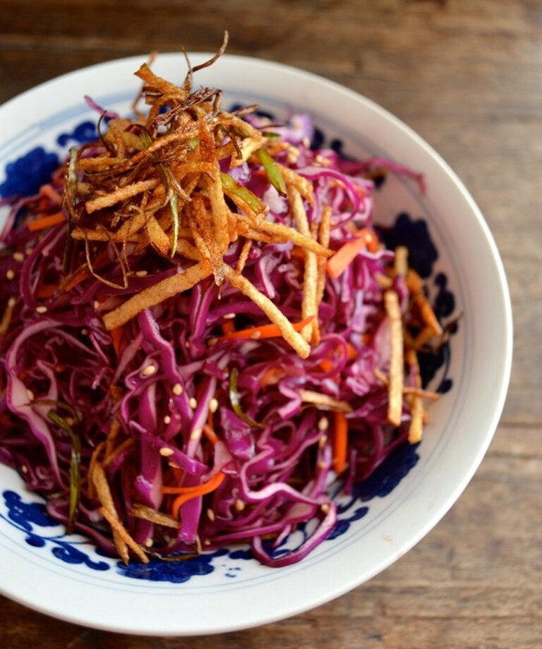 Czerwona kapusta z chrupiącą porą  i paluszkami ziemniaczanymi