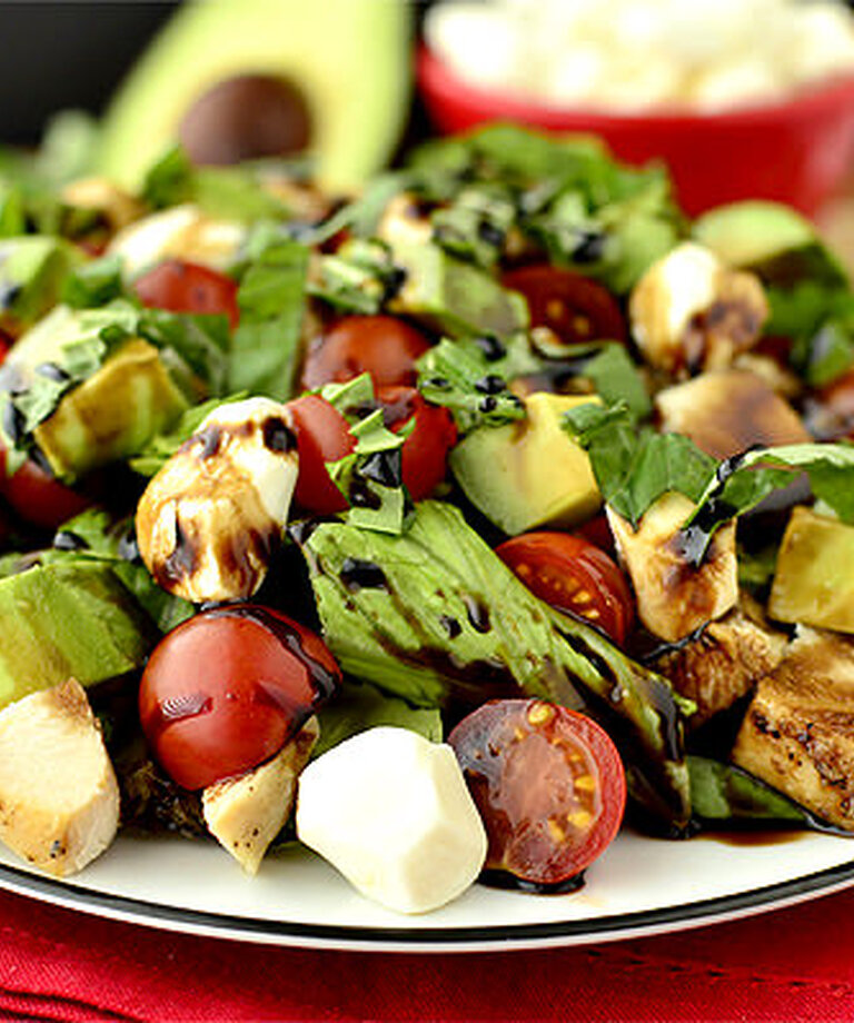 Kuřecí salát s avokádovým dresinkem - zdravá výživa