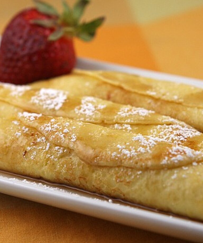 Pirine palačinke z jagodami in ananasom