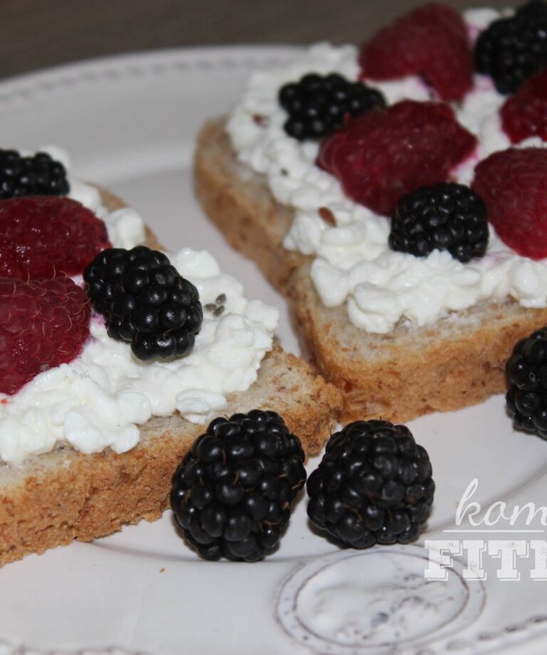 Proteínová nátierka s malinami a černicami