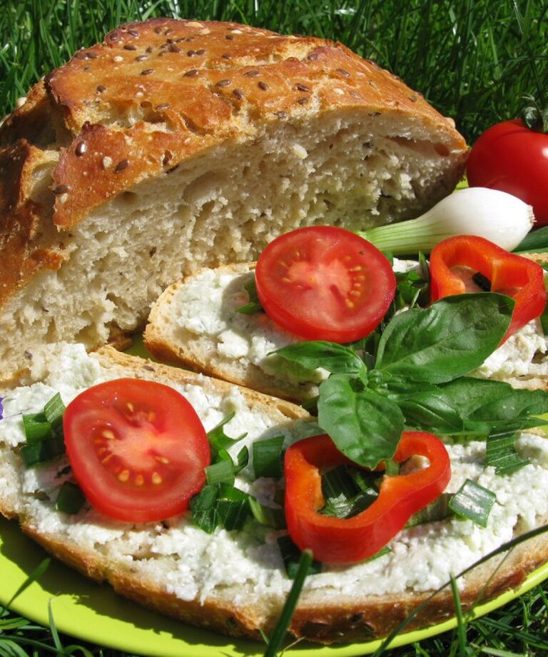 Nivová pomazánka s domácím chlebem bez hnětení