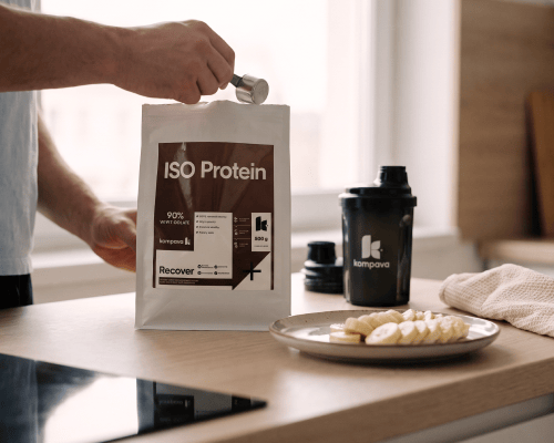 Mężczyzna przygotowuje ISO Protein premium o smaku chococino i słonego karmelu 500 g marki KOMPAVA o wysokiej zawartości białka